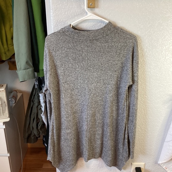 Hru sweater with a keyhole - Picture 2 of 2